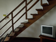 階段とテレビ